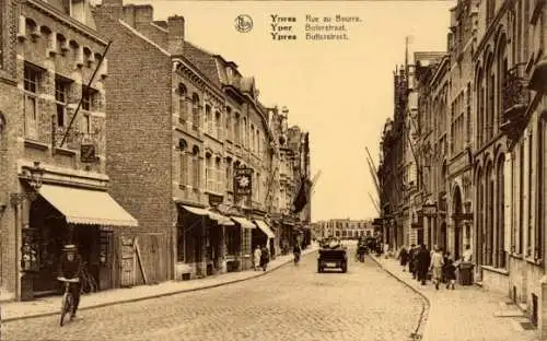 Ak Ypres Westflandern, Rue au Beurre, Boterstraat, Butterstraße, Geschäfte, Passanten