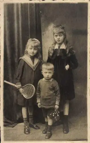 Foto Drei Kinder, Geschwister, Tennisschläger