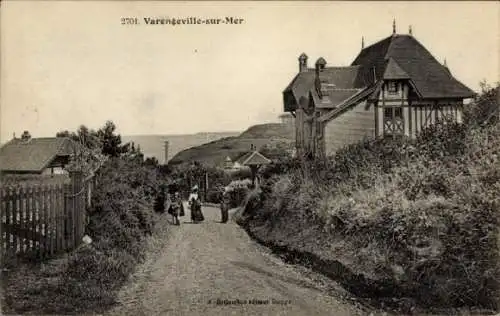 Ak Varengeville sur Mer Seine Maritime, Teilansicht, Weg, Gebäude