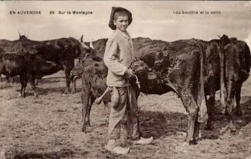 Ak Auvergne, Französische Tracht, Bauernjunge, Rinder