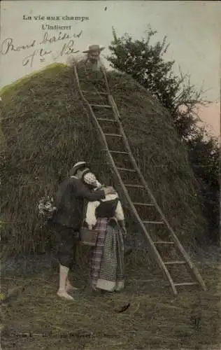 Ak Französische Tracht, Liebespaar, Kuss, Neugieriger Mann