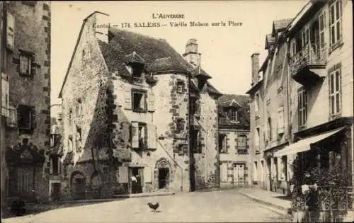 Ak Salers Cantal, Vieille Maison sur la Place, Hausansicht