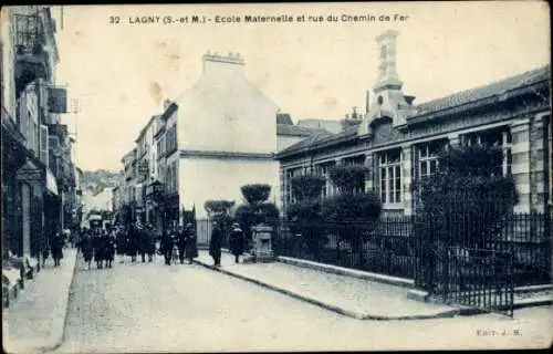 Ak Lagny Seine et Marne, Ecole Maternelle, Rue du Chemin de Fer