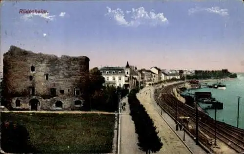 Ak Rüdesheim am Rhein, Ruine, Bahnschienen, Promenade