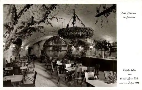 Ak Insel Mainau im Bodensee, Torkelkeller, 25.000 Liter Faß von 1869, Gewölbe, Tische