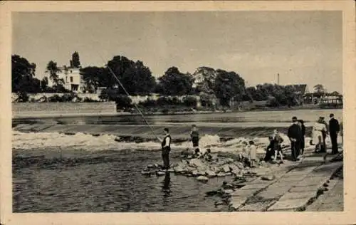 Ak Cracau Magdeburg, Angler am Cracauer Wasserfall, Wehr