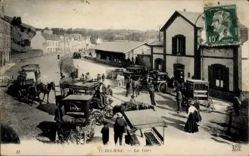 Ak Audierne Finistère, La Gare, Kutsche