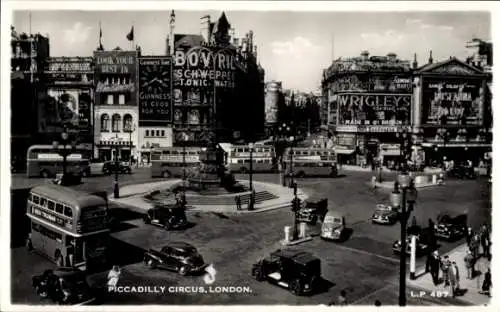 Ak London City England, Busse auf dem Piccadilly Circus, Werbung Wrigleys