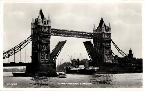 Ak London City England, Tower Bridge offen mit durchfahrendem Schiff