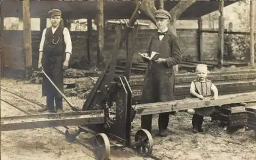 Foto Ak Zwei Männer und Kind, Gefährt auf Schienen