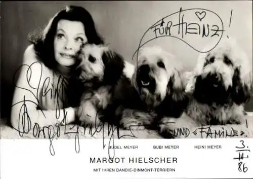 Ak Schauspielerin Margot Hielscher, Portrait, Dandie-Dinmont-Terrier "die Meyers", Autogramm