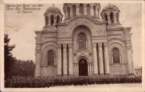 Ak Kaunas Kowno Kauen Litauen, Deutscher Apell vor der Peter Paul Kathedrale