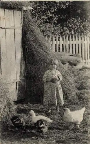 Ak Russische Typen, Eine kleine Bäuerin, Mädchen auf dem Bauernhof, Enten, Huhn