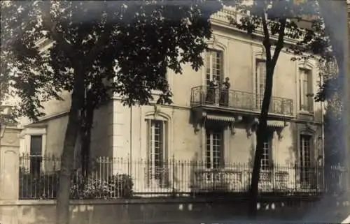 Ak Hauts-de-Seine, Haus, Frauen auf Balkon