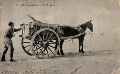 Ak De schelpenvisscher aan 't werk