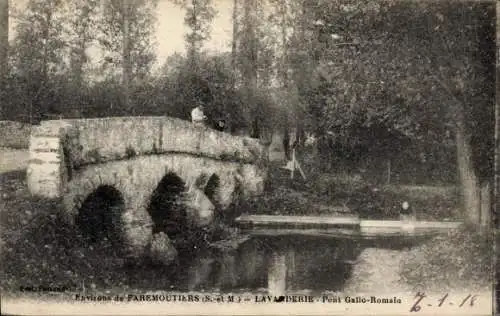 Ak Faremoutiers Seine et Marne, Lavarderie, Pont Gallo-Romain