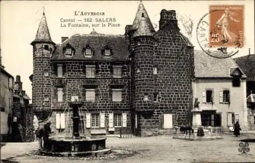 Ak Salers Cantal, La Fontaine, sur la Place