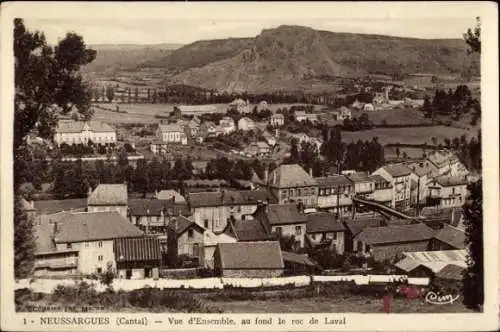 Ak Neussargues Cantal, Vue d'Ensemble, au fond le roc de Laval