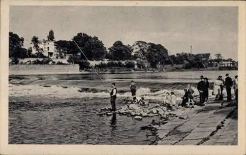 Ak Cracau Magdeburg, Angler am Cracauer Wasserfall, Wehr