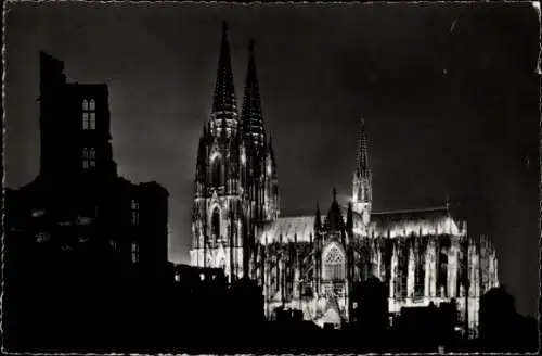 Ak Köln am Rhein, Dombeleuchtung mit Rathausruine bei Nacht