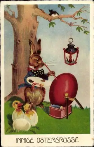 Ak Glückwunsch Ostern, Osterhase bemalt ein Ei, Küken