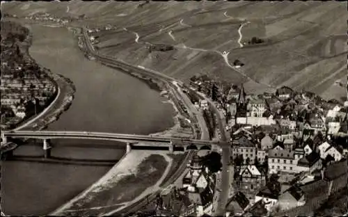 Ak Bernkastel Kues an der Mosel, Luftbild, Gesamtansicht