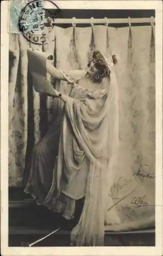 Ak Porträt einer Frau beim Lesen, Naida, Kleid