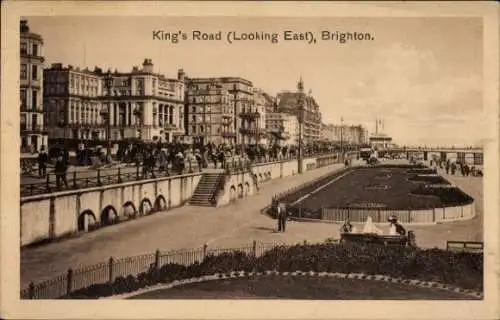 Ak Brighton East Sussex England, King's Road, Blick nach Osten