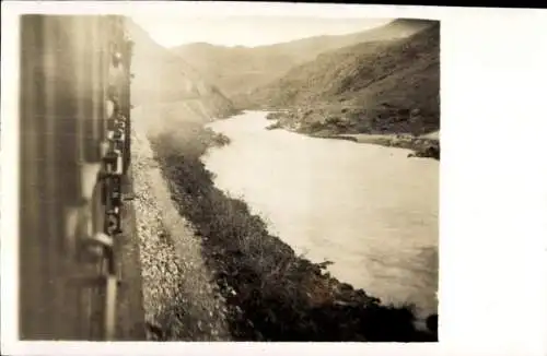 Foto Ak Mazedonien, Vardar, Blick aus der Eisenbahn