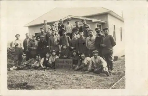 Foto Ak Montmédy Lothringen Meuse, Deutsche Soldaten in Uniformen, Bautrupp