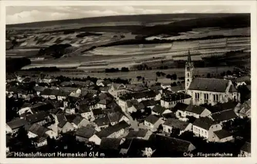 Ak Hermeskeil im Hunsrück, Fliegeraufnahme, Kirche