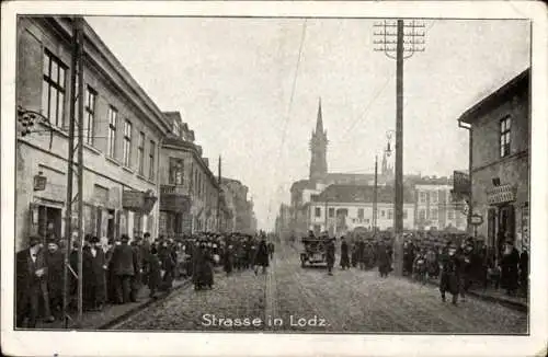 Ak Lodz Lodsch Polen, Straßenpartie, Anwohner, Kirchturm, I. WK