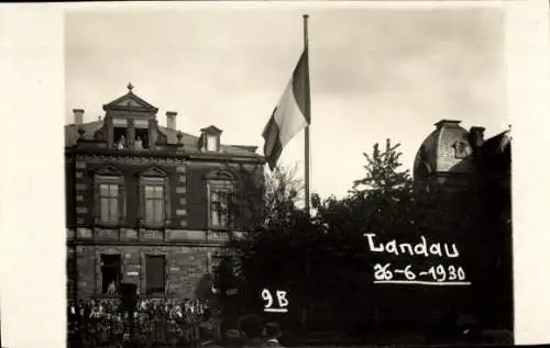 Foto Ak Landau in der Pfalz, Gebäude, französische Flagge, 26. Juni 1930