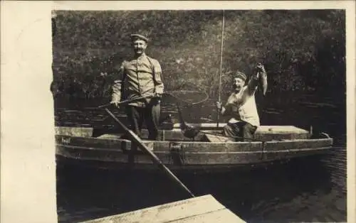 Foto Ak Deutsche Soldaten in Uniformen beim Angeln