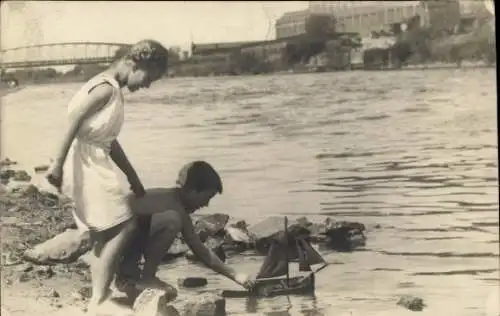 Foto Ak Kinder mit Modellboot am Flussufer