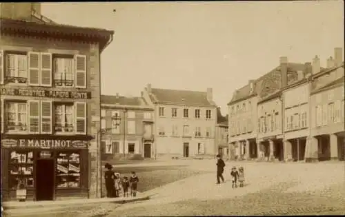 Foto Ak Stenay Lothringen Meuse, Marktplatz, Geschäft