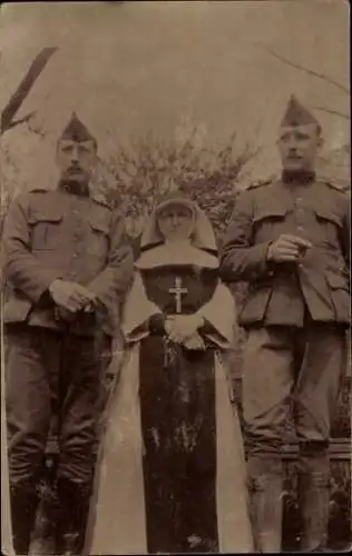 Foto Ak Soldaten mit einer Nonne