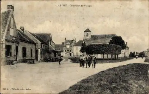 Ak Lissy Seine-et-Marne, Inneres des Dorfes, Platz, Häuser