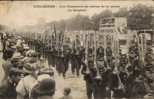 Ak Vincennes Val de Marne, Les Chasseurs, Rückkehr von der Überprüfung, die Flagge