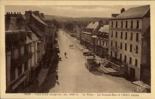 Ak Laguiole Aveyron, der Platz, die Große Straße und das Hotel Auguy