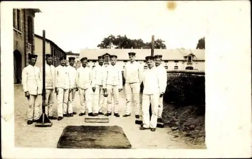 Foto Ak Dresden Neustadt, Soldaten in Uniform