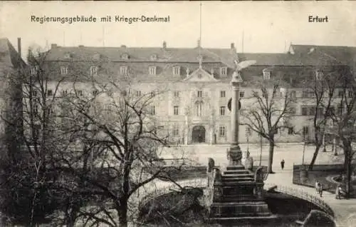 Ak Erfurt in Thüringen, Regierungsgebäude, Krieger-Denkmal