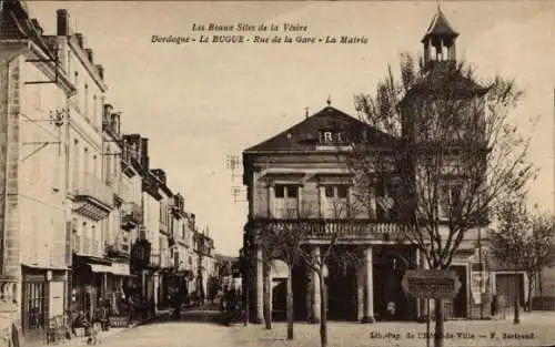 Ak Bugue Dordogne, Rue de la Gare, Rathaus