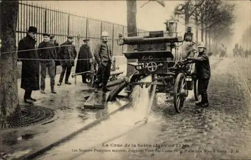 Ak Crue de la Seine 1910, Caves de la Halle aux Vins Bercy, Sapeurs-Pompiers essayant d'epuiser eau