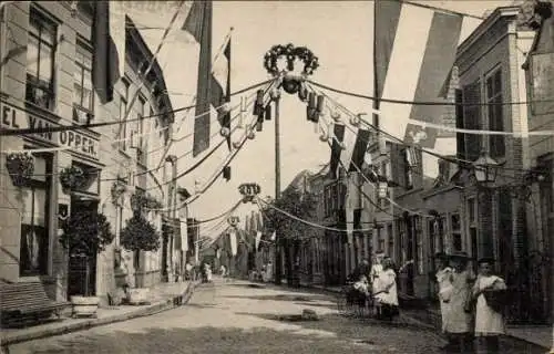 Ak Zierikzee Zeeland, Straßenpartie im Festschmuck