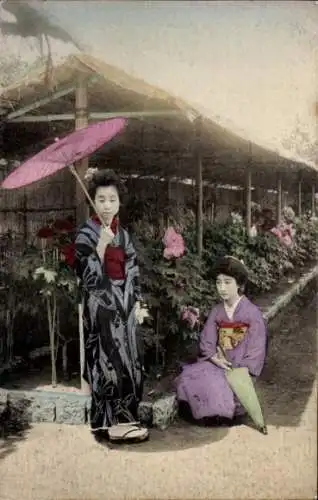 Ak Zwei Japanerinnen in Volkstrachten, Sonnenschirm, Garten