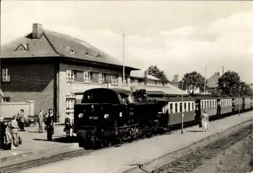 Ak Ostseebad Kühlungsborn, Bahnhof Ost, Gleisseite, Eisenbahn Molli, Dampflok