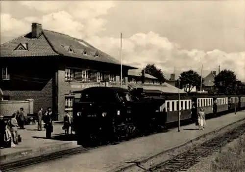 Ak Ostseebad Kühlungsborn, Bahnhof Ost, Gleisseite, Eisenbahn Molli, Dampflok