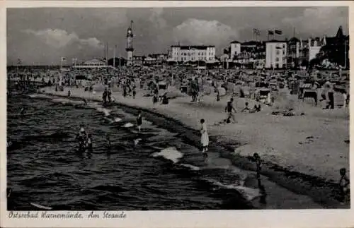 Ak Ostseebad Warnemünde Rostock, Am Strand, Strandkörbe, Leuchtturm