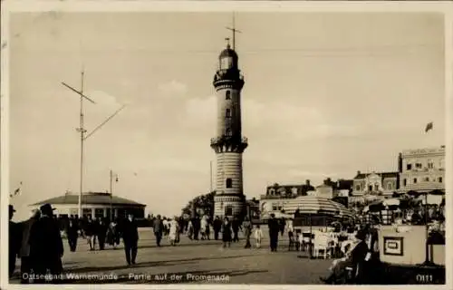 Ak Ostseebad Warnemünde Rostock, Leuchtturm, Promenade